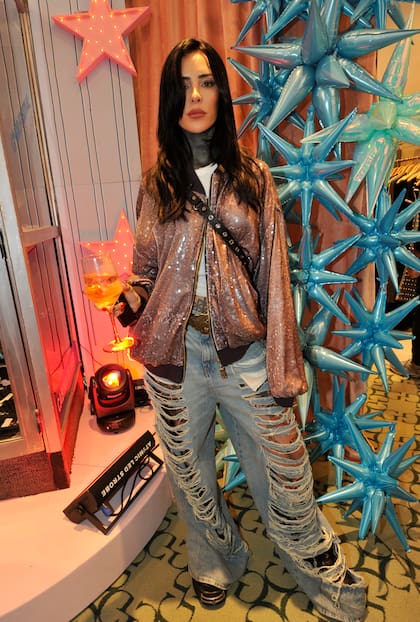 También fueron de la partida tres de los hijos de su expareja, Marcelo Tinelli. Cande Tinelli posó para las cámaras con un look mucho menos romántico: un jean ancho con tajos y una campera en tono metalizado