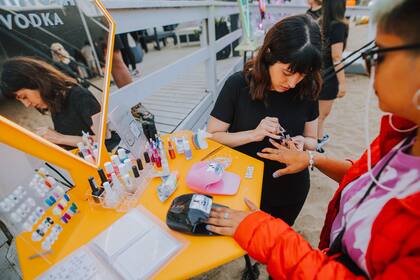 También había un puesto de arte para lookearse para la llegada del sunset. Los invitados podían colocarse tattoos personalizados y divertidos accesorios para el pelo y las uñas.