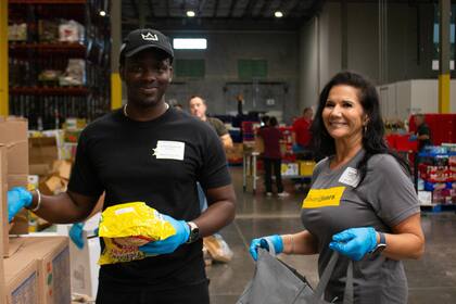 También hay aplicaciones móviles para encontrar bancos de alimentos (FB FeedingFlorida)