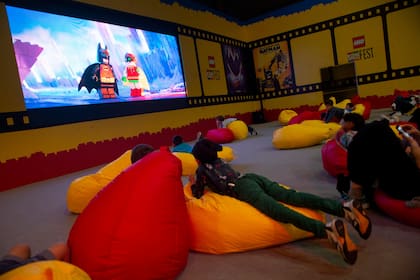 También hay cine, para intercalar entre juego y juego