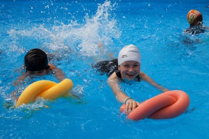 También hay clases de natación para los más chicos. ¡La oportunidad para aprender a nadar!