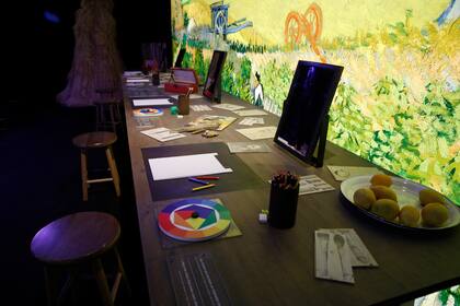 También hay mesas de trabajo en las que se invita a experimentar con la perspectiva y los colores