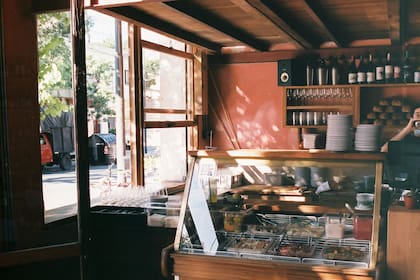 También hay una despensa take away que sirve como proveedor de la cocina