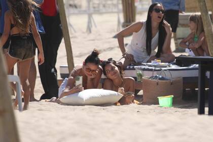 También hubo tiempo para las selfies playeras, esas que segundos después se vieron replicadas en sus historias de Instagram