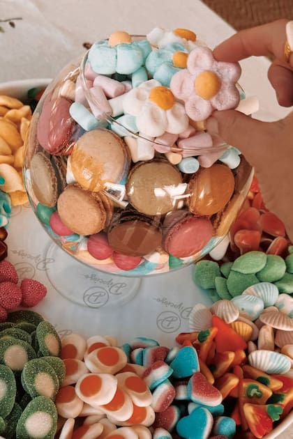También hubo una montaña de golosinas de todos los colores, entre macarons, gomitas y marshmallows.