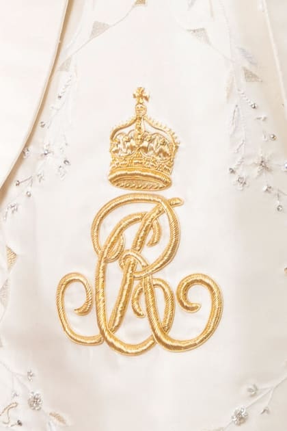 También incluía las letras “CR” (Camila Regina) bordadas en dorado, como así también una rosa, un cardo, un narciso y un trébol (las flores de las cuatro naciones del Reino Unido).
