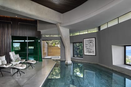 También incluye un amplio spa con piscina cubierta climatizada, sauna, baño de vapor y jacuzzi.