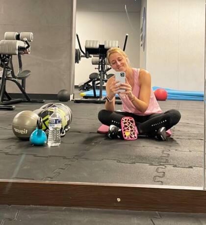 "También juego al tenis, que era algo que hacía en capital antes de venirme también, voy al gym… todo eso ayuda”.