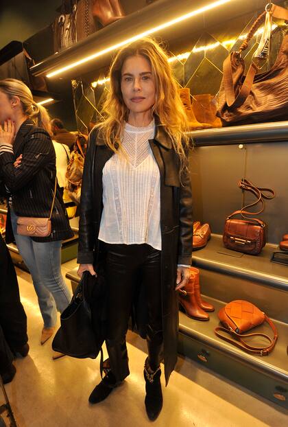 También la exista de Incorrectas, Julieta Kamble, que combinó una blusa de lino y broderie con pantalón y trench de cuero negro
