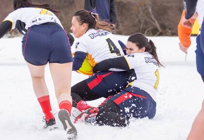 También las mujeres se animaron al rugby sobre nieve, incluso con pantalones cortos en algunos casos; tacklear en esa superficie puede resultar divertido.