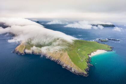 También llamada An Blascaod Mór en gaélico, es la principal de las seis que forman las Islas Blaskets, ubicadas frente a la costa de la península de Dingle, en el condado de Kerry en Irlanda