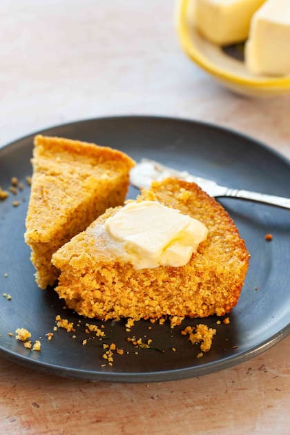 También llamado cornbread, se prepara de manera sencilla y su elaboración se parece más a la de un bizcocho