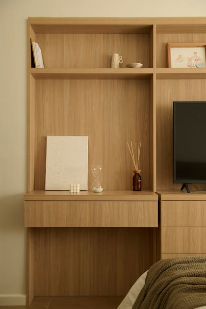 También obra del Estudio, al pie ubicaron un mueble de melamina ‘Camelia’ (Faplac) que hace de cómoda y soporte para la TV.