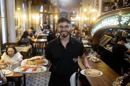 También ofrecen platos como tortillas, pastas caseras o carne