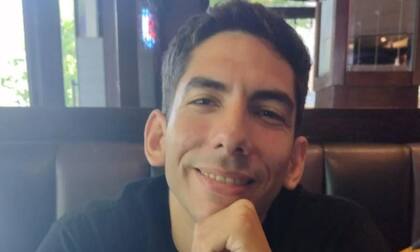 “También pasé por hospitales de día, psicólogos y cuando perdí ese trabajo me sentí muy mal, desilusionado y frustrado. También pasé, a los 23 años, por un intento de suicidio, que fue más para llamar la atención, y a partir de ahí estuve internado un mes en un psiquiátrico, pero nada me funcionaba”.