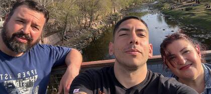 “También pasé por hospitales de día, psicólogos y cuando perdí ese trabajo me sentí muy mal, desilusionado y frustrado. También pasé, a los 23 años, por un intento de suicidio, que fue más para llamar la atención, y a partir de ahí estuve internado un mes en un psiquiátrico, pero nada me funcionaba”.