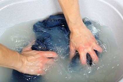También podés lavar tus jeans a mano (Foto: istock)