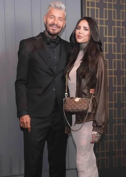 También posó con su hija Candelaria, quien se separó definitivamente de su marido, el cantante Coti Sorokin. Cande completó su look con una cartera Louis Vuitton.
