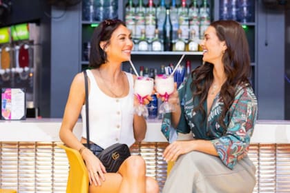 También presenta opciones de restaurantes y entretenimiento