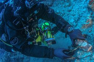 También se encontraron dos dientes humanos incrustados en una masa sólida con trazos de cobre
