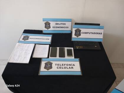 También se incautaron tres teléfonos móviles y un Netbook pertenecientes a la sospechosa
