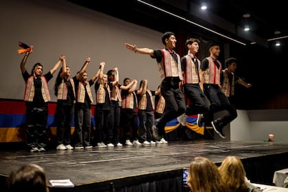 También se realiza un show de baile protagonizado por los estudiantes para compartir el legado cultural armenio