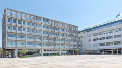 También se registran nuevos ingresos al top 100: la Universidad Torcuato Di Tella, con la disciplina Estudios Internacionales en el puesto 100, y la Pontificia Universidad Católica Argentina (UCA), con Teología, Divinidad y Estudios Religiosos en el rango 51-100.