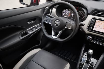 También se renovó por completo el interior del nuevo Nissan Versa