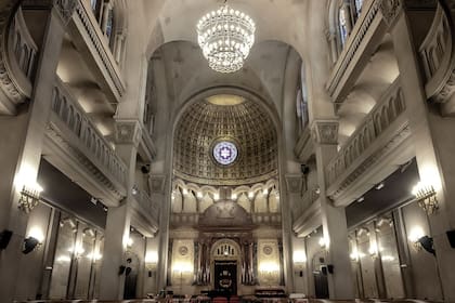 También se ve la luz eterna, o Ner Tamid. La nave del templo, con un aire bizantino en la cúpula dorada.