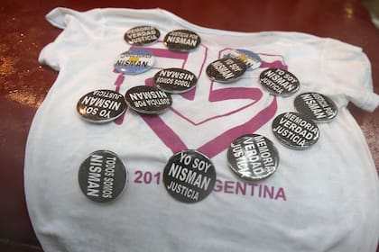 También se vendían pines con alusiones a Nisman