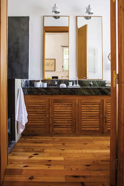 También separados, como los de arriba, pero en este caso por un motivo más funcional que estético: para la bacha de él y para la de ella.