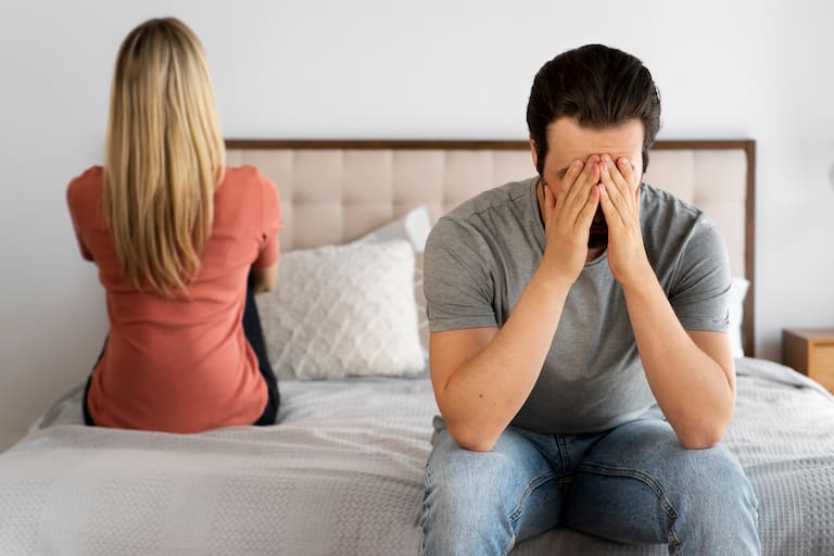 También son señales preocupantes la manipulación emocional, las mentiras frecuentes, el intento de aislarte de tus familiares o amigos, así como el desinterés o la indiferencia hacia tus emociones y necesidades (Foto de carácter ilustrativo: Freepik)