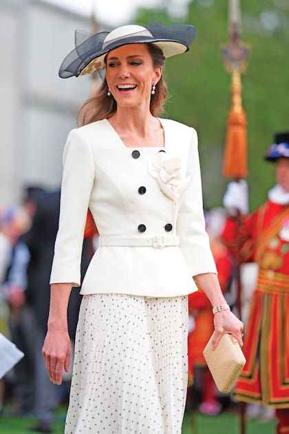 También sumó a su estilismo la pulsera de perlas de Nigel Milne, del joyero de su suegra, Diana