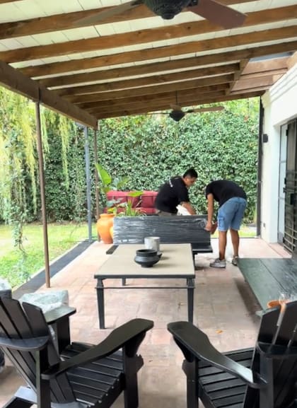 También sumó sillones negros en el living (Foto: Captura de video / TikTok @zaira.nara)