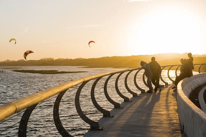 También tiene cruces peatonales para caminar por las pasarelas interna y externa