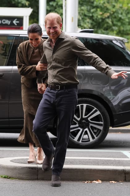 También visitaron el Museo Nacional de Arte de Veteranos, en Southbank. Para esa ocasión, la duquesa eligió combinar una falda y chaqueta de gamuza de St. Agni con stilettos Aquazzura