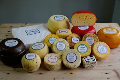 La amplia variedad de quesos que producen artesanalmente en el tambo