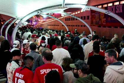 Los fanáticos caminan a lo largo del Riverwalk en preparación para el Super Bowl LV en Tampa, Florida.