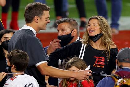 TAMPA, FLORIDA - 7 DE FEBRERO: Tom Brady, #12 de los Tampa Bay Buccaneers, celebra con Gisele Bundchen después de ganar el Super Bowl LV en el Estadio Raymond James