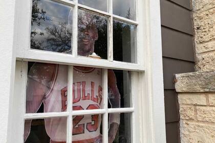 Tampoco falta en la decoración de la pareja texana la imagen tamaño natural de Michael Jordan, que el niño usa en el film para fingir que no está solo