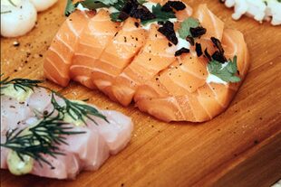 Tampoco se aconseja consumir alimentos crudos ya que presentan una mayor probabilidad de provocar una intoxicación alimentaria