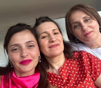 Tamuna (izquierda) con su hermanastra Rusiko (derecha) y su prima Manoni (derecha), que le presentó Gurgen