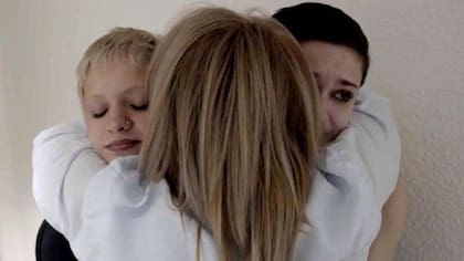 Tamuna ya había ayudado a reunir a otras familias a través de un grupo de Facebook, entre ellas las gemelas idénticas Ano (izquierda) y Amy (derecha) y su madre biológica Aza (derecha), que fueron robadas, separadas y vendidas al nacer