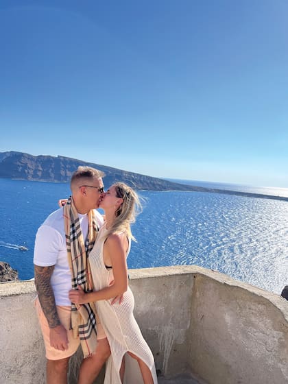 Tan enamorados como el primer día. Después del compromiso, fueron días a puro besos y demostraciones de cariño en Santorini. 
