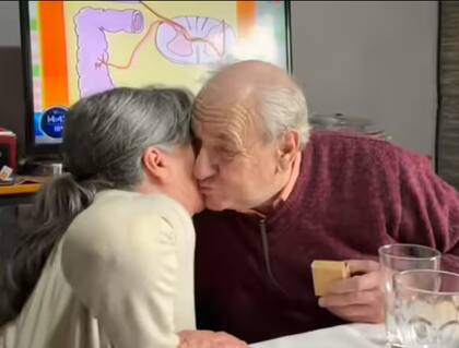 Tan pronto como la mujer extendió la caja de la joya ante los ojos de su enamorado, el hombre no pudo esconder su sorpresa