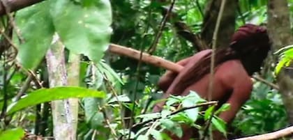 Tanaru, de espaldas, se escapa de los fotógrafos