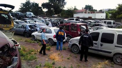 Tandil. En la Argentina se roban 160 autos por día, y la mayor parte va a parar a desarmaderos, como éste, en el que había 1000 autos; pero las autoridades ignoran cuántos desarmaderos hay