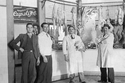 Tandil es conocida por sus salamines, quesos y fiambres. En la foto la carnicería Cagnoll Hnos. en el puesto 5 del Mercado Municipal de Tandil en 1933. Pietro Artemio Cagnoli trajo sus conocimientos en la elaboración de chacinados desde Lombardía (Italia).