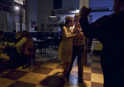 Tango en el Bar Los Laureles, bodegón fundado en 1891 Foto Pilar Bustelo
