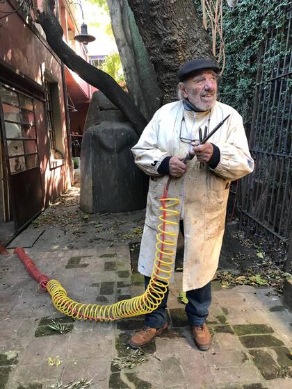 Tanguero, lunfardista, el escultor es más filósofo que otra cosa; un pensador con cincel y martillo, cuchara y espátula, soldador y pulidora, metro y calculadora, además de raras herramientas de invención propia